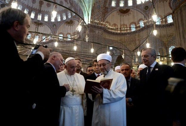 Pope Francis visiting Istanbul Blue Mosque